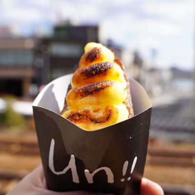 un!!と書かれているスイーツ