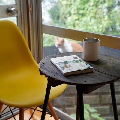 イスとテーブルの上に本が置いている写真