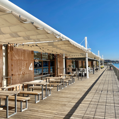 海沿いのテラス席の写真