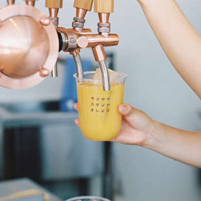 オレンジジュースを注いでいる写真