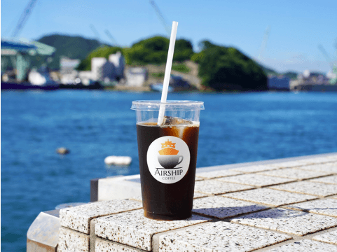 海を背景にしたアイスコーヒーの写真
